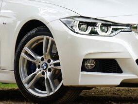 Der Fahrer eines wei&szlig;en BMWs versuchte vergeblich, eine Unfallflucht vorzut&auml;uschen. Symbolfoto: pixabay com/MikesPhotos