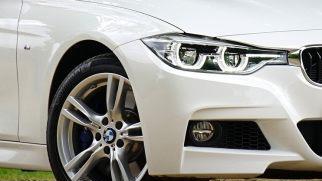 Der Fahrer eines wei&szlig;en BMWs versuchte vergeblich, eine Unfallflucht vorzut&auml;uschen. Symbolfoto: pixabay com/MikesPhotos