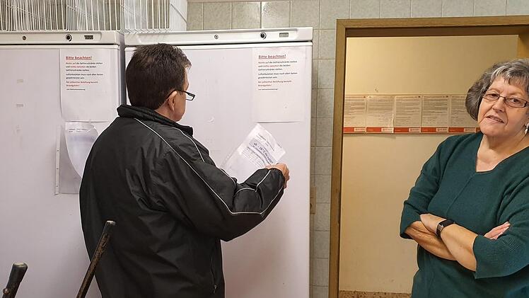 Der Eltmanner Tafelladen ist sehr eng und vieles ist hier alt. Er hat aber einen ganz großen Vorteil: Die Wartenden stehen im Hof trocken und geschützt. Eduard und MarianneSchmittlutz  wünschen sich dringend eine neue Eistruhe. Fotos: Brigitte Krause