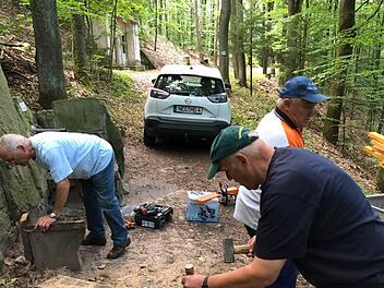 Walter Schmidt (links), Helmut Gerber (mit grüner Kappe) und Heinz Grossmann (dahinter mit blauer Kappe) reparierten am alten Wasserwerk im Muppberg gemeinsam regelmäßig die Ruhebänke. Fotos: Dieter Köhler