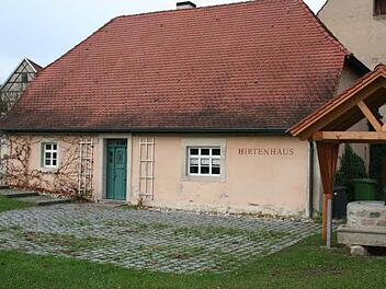 Das Hirtenhaus in Ailsbach ist ein Gemeinschaftsprojekt. Die Ailsbacher machen sich jetzt an die Komplettsanierung der Küche.Evi Seeger/Archiv