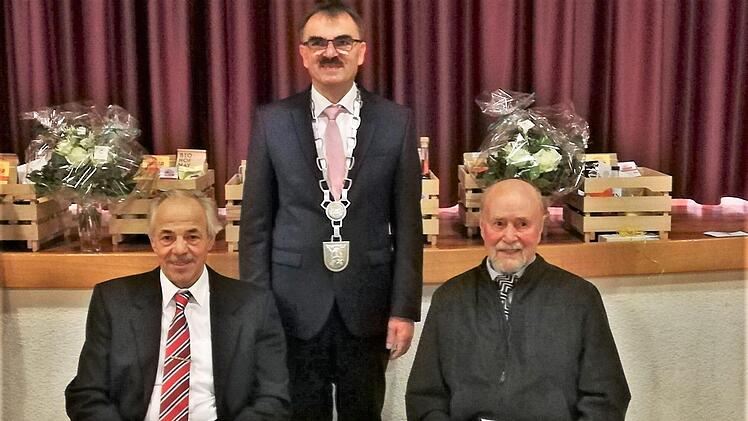 Winfried Schneider (links) und Anton Suckfüll durften sich nach ihrer Auszeichnung mit der Bürgermedaille unter den Augen von Bürgermeister Harald Hofmann auch ins Goldene Buch der Gemeinde eintragen. Sigismund von Dobschütz