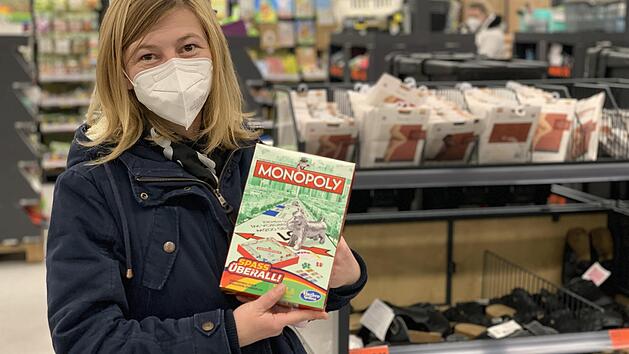 Ludmilla Weber hat f&uuml;r ihren Sohn ein Monopoly-Spiel gekauft.