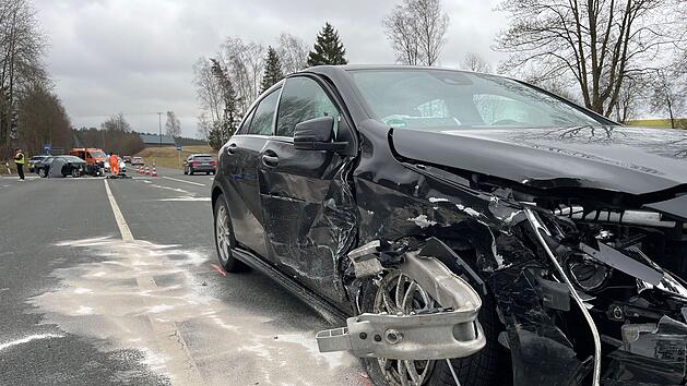 Hof: Unfall zwischen zwei Pkw - Straße derzeit gesperrt