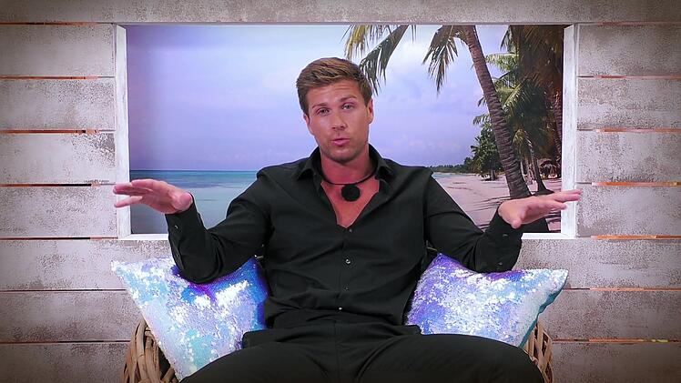 Josh gibt sich ultra-weltgewandt: "Prost hei&szlig;t auf Griechisch 'Tsatsiki'!"