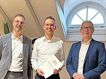 Michael Bartsch (Mitte) feiert sein 25-j&auml;hriges Betriebsjubil&auml;um. Es gratulierten Bereichsleiter Frank Fischer (links) und Vorstand J&uuml;rgen Klubertanz (rechts) von der VR-Bank Bad Kissingen eG.