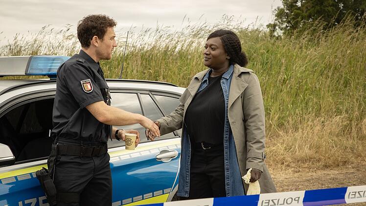 Pieper Olsen (Artjom Gilz) und Gloria Acheampong (Thelma Buabeng) treffen sich am Tatort. Passt die neue Frauenleiche in das Tatmuster eines Serient&auml;ters?