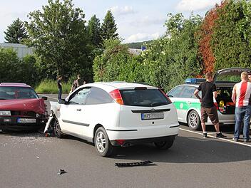 Der Schaden an beiden Autos dürfte enorm sein. Foto: Ralf Kestel