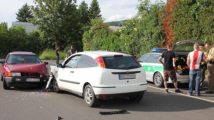 Der Schaden an beiden Autos dürfte enorm sein. Foto: Ralf Kestel
