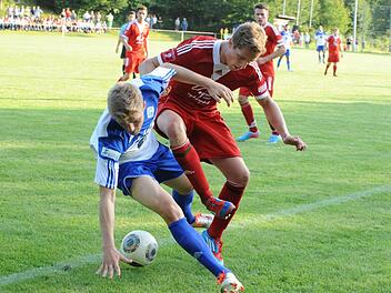 Marcel Röder (rechts) vom TSV Reiterswiesen wehrt sich nach Kräften im Zweikampf mit dem Aschaffenburger Florian Pieper. Foto: sdh