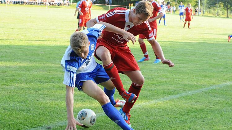 Marcel Röder (rechts) vom TSV Reiterswiesen wehrt sich nach Kräften im Zweikampf mit dem Aschaffenburger Florian Pieper. Foto: sdh
