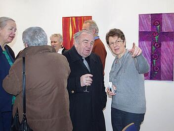 Brigitte Gesell (rechts) im Gespräch mit Gästen ihrer Ausstellung  Foto: Heike Schülein