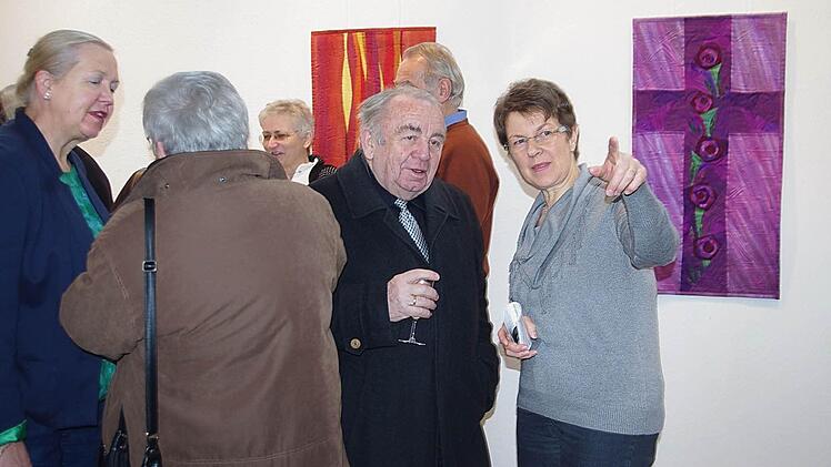 Brigitte Gesell (rechts) im Gespräch mit Gästen ihrer Ausstellung  Foto: Heike Schülein