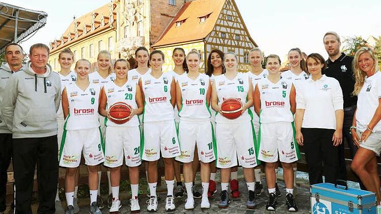 Mitten in Bamberg mit dem Alten Rathaus als Kulisse pr&auml;sentierte die DJK Brose Bamberg ihr Team f&uuml;r die Saison 2015/16 in der 2. Liga S&uuml;d der Basketballerinnen, v.&nbsp;l.: Co-Trainer Walter Tadda, Cheftrainer Ulf Schabacker, Anika Hartmann, Ramona Hesselbarth, Magdalena Landwehr, Sandra Schr&uuml;fer, Tanja Lehnert, Svea Wagner, Laura Nadolski, Antonia Gut, Miranda Cantrell, Kathrin Gut, Ieva Jansone, Liisi Sokman, Julia F&ouml;rner, Physiotherapeutin Christina Lang, Sportlicher Leiter Sebastian Hader, Ath...