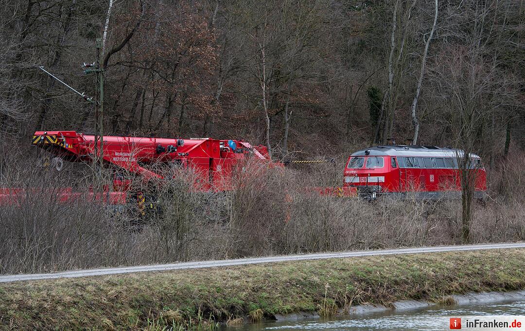 Ein Kran wird am 10.02.2016 zur Unfallstelle eines Zugunglücks in der Nähe von Bad Aibling (Bayern) gebracht. Bei dem Unglück waren mindestens zehn Menschen getötet worden, es gab rund 80 Verletzte. Foto: Sven Hoppe/dpa