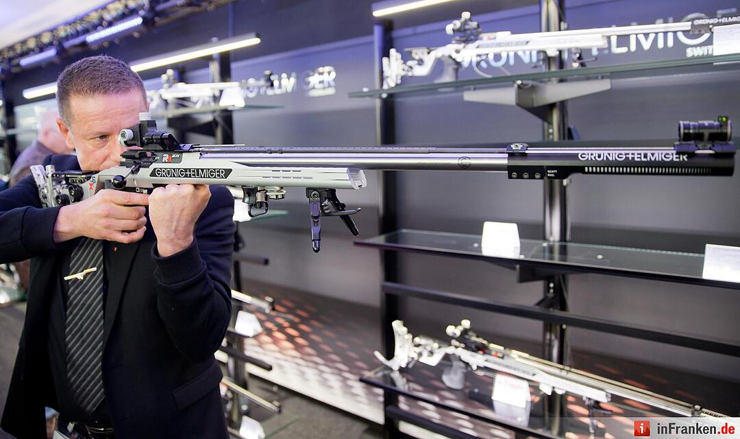 Der Geschäftsführer des Schweizer Sportwaffenherstellers Grünig und Elmiger, Daniel Grünig, präsentiert am 04.03.2016 während der Jagd- und Sportwaffenmesse IWA OutdoorClassics in Nürnberg (Bayern) ein Sportgewehr (R3 Racer). Auf der IWA präsentieren bis 7. März mehr als 1400 Aussteller Jagd- und Sportwaffen, Munition, Messer, Outdoor-Bedarf und Zubehör. Foto: Daniel Karmann/dpa