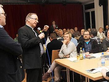 Generalvikar Thomas Kessler (Zweiter von links) suchte das Gespräch mit den Delegierten; links Dekanatsreferent Günter Schmitt.  Foto: Günther Geiling