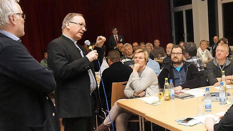 Generalvikar Thomas Kessler (Zweiter von links) suchte das Gespräch mit den Delegierten; links Dekanatsreferent Günter Schmitt.  Foto: Günther Geiling