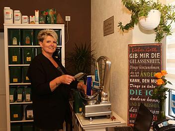 Claudia Brunner wiegt einen Kräutertee mit Gewürzmischung ab. Fotos: Barbara Herbst