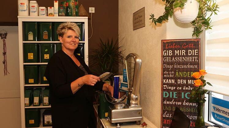 Claudia Brunner wiegt einen Kräutertee mit Gewürzmischung ab. Fotos: Barbara Herbst