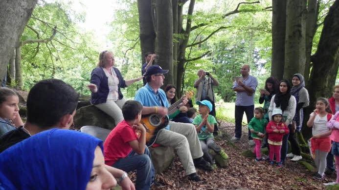 Ehrenamtliche und Asylbewerber wanderten gemeinsam zum Berghaus Rhön. Foto: Sebastian Schmitt-Mathea