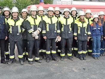 Die erfolgreichen Feuerwehrleute nach dem bestandenem Leistungsabzeichen mit den Offiziellen Foto: Karl-Heinz Hofmann
