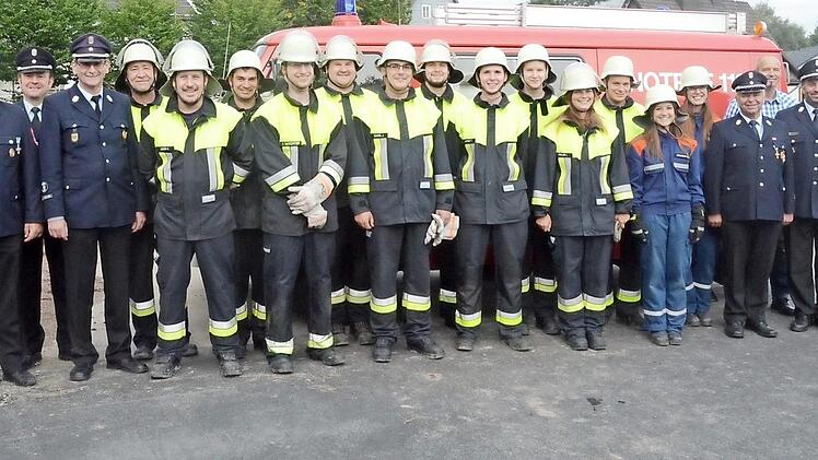 Die erfolgreichen Feuerwehrleute nach dem bestandenem Leistungsabzeichen mit den Offiziellen Foto: Karl-Heinz Hofmann