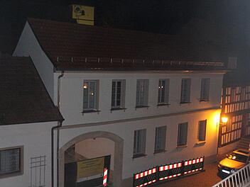 Der Eingang zum künftigen Bürgerhaus mit dem Rundbogen (links) soll ein schmiedeeisernes Tor erhalten, das mit etwa 8000 Euro zu Buche schlägt.Helmut Will