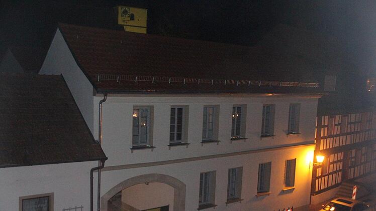 Der Eingang zum künftigen Bürgerhaus mit dem Rundbogen (links) soll ein schmiedeeisernes Tor erhalten, das mit etwa 8000 Euro zu Buche schlägt.Helmut Will