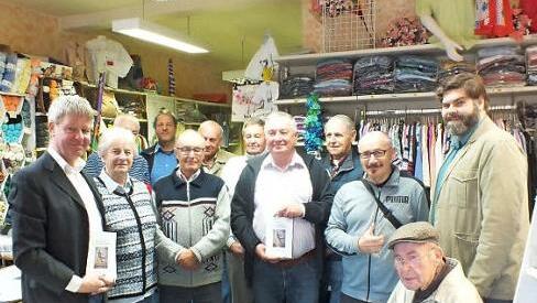Gemeinsam mit den Herzogenaurachern, die zur Entstehung des B&uuml;chleins etwas beigetragen haben, stellte Manfred Welker (l.) sein Werk beim "Bauern Marerl" in der Hauptstra&szlig;e 73 vor. Fotos: privat