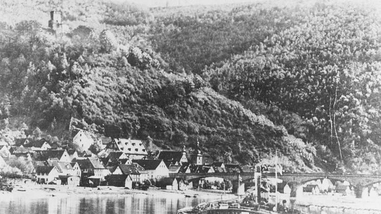 Ein Kettenschleppschiff, eine sogenannte "Meekuh", das sich an einer Kette im Main entlangzog und Frachtschiffe mitschleppen konnte. Foto: Privatbesitz