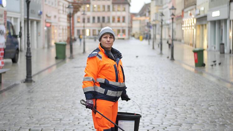 An sieben Tagen pro Woche, bei Wind und Wetter r&uuml;cken Elke Willodt und ihre Kollegen aus, um Coburg sauber zu halten.