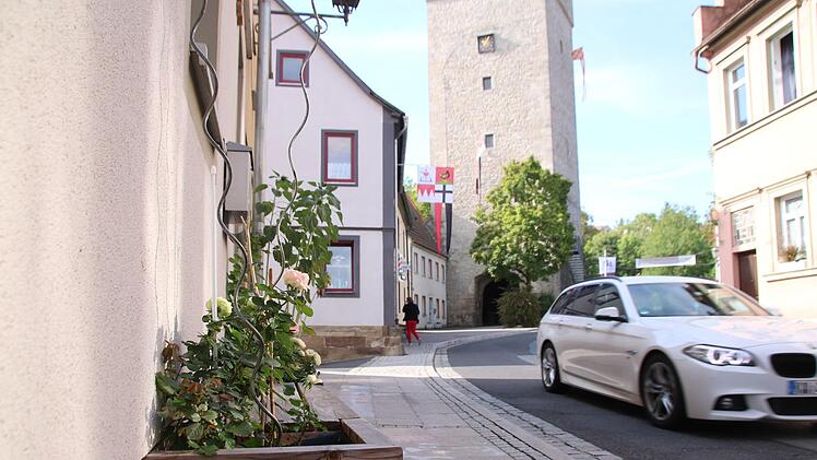 Der Stein des Anstoßes, die Sitzbank mit Blumenkübel in der Veit-Stoß-Straße. Die Beschwerde eines Nachbarn bei der Stadt hat dazu geführt, dass solche Sitzgelegenheiten unter bestimmten Auflagen prinzipiell möglich sind. Foto: Thomas Malz