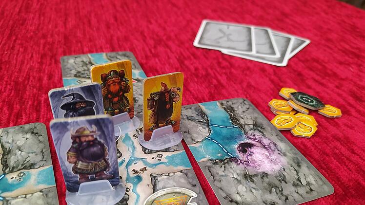 Spiele-Test Saboteur-The Dark Cave: kartenbasiertes Tunnel-Legespiel mit Fantasy-Setting