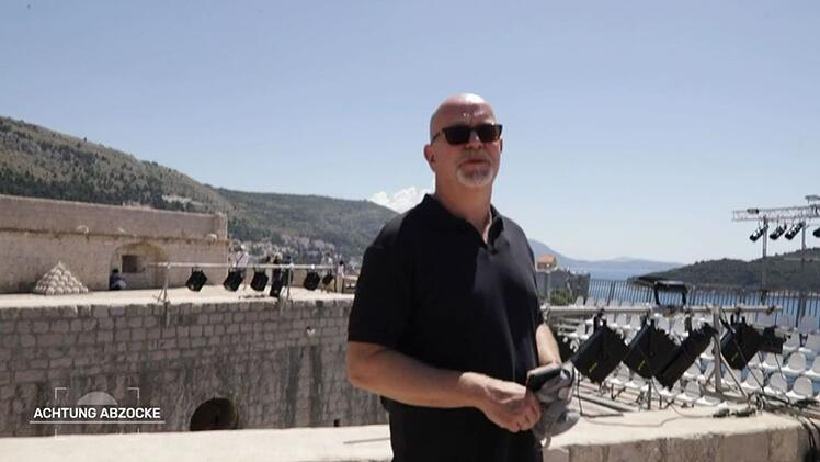 Nachdem der TV-Moderator geh&ouml;rt hat, was andere Touristen f&uuml;r eine "GOT"-Tour bezahlt haben, ist er sauer.