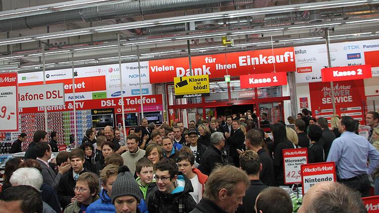 Menschenmassen  strömen in  den  Laden.