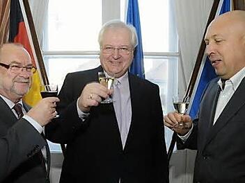 Stoßen auf eine fruchtbare Partnerschaft an (von links):  Werner Hipelius, Botschafter Detlef Lingemann, und der Bürgermeister von Prag I Oldrich Lomecký Foto:  Brigitte Riegelbauer