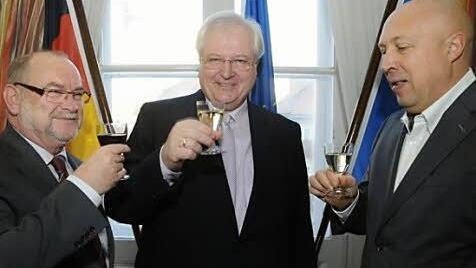 Stoßen auf eine fruchtbare Partnerschaft an (von links):  Werner Hipelius, Botschafter Detlef Lingemann, und der Bürgermeister von Prag I Oldrich Lomecký Foto:  Brigitte Riegelbauer
