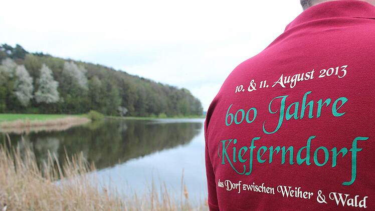 Von Kieferndorf aus geht der Blick über Weiher und Wald. Foto: Andreas Dorsch