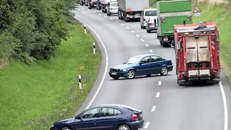 Eine gefährliche Aktion: Aus dem Stau heraus versuchen ungeduldige Autofahrer zu wenden.
