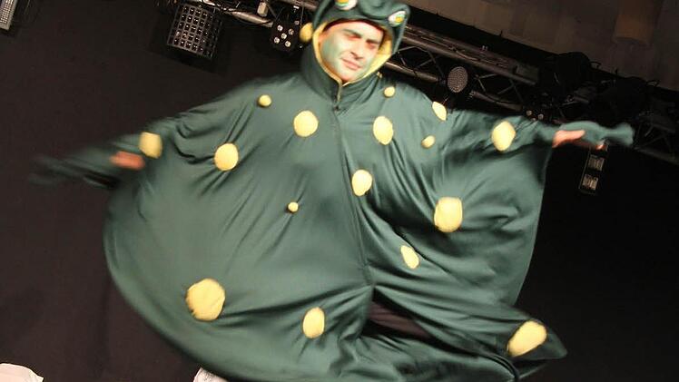 Der Froschkönig (Chris Landendörfer) will Kasatschok tanzen, verknotet sich aber hoffnungslos. Foto: Sonja Adam