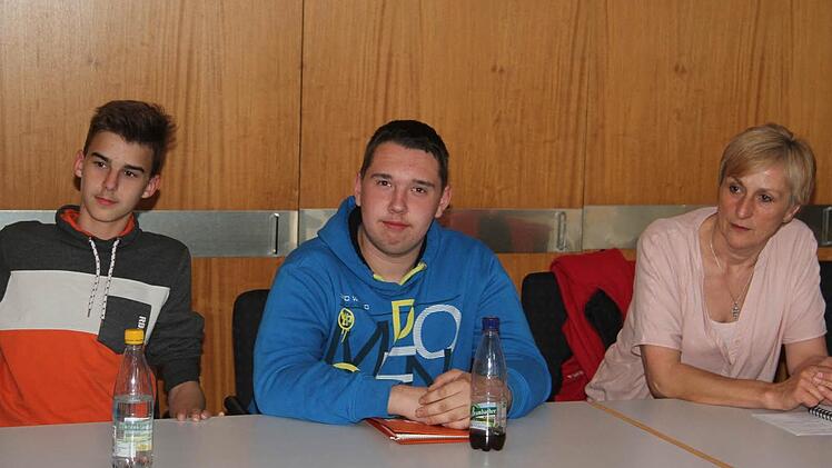 Johannes Bär (15) und Adrian Schramm (18) mit Jugendsprecherin Karin Witzgall. Foto: Sonja Adam