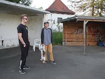 Wenn es terminlich möglich ist, dann würden Mario Lorenz (21) und Andreas Bodenschatz (20) bei der Abrissaktion des alten und bei der Verschönerungsaktion des neuen Häuschens gerne mit anpacken.  Foto: Sonja Adam
