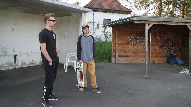 Wenn es terminlich möglich ist, dann würden Mario Lorenz (21) und Andreas Bodenschatz (20) bei der Abrissaktion des alten und bei der Verschönerungsaktion des neuen Häuschens gerne mit anpacken.  Foto: Sonja Adam
