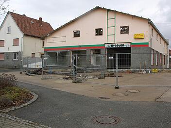 Das Gebäude der ehemaligen Tankstelle Kiesler in der Ebensfelder Hauptstraße wird abgerissen. In den nächsten Jahren wird das Regens-Wagner-Werk hier eine Wohnanlage für Menschen mit Behinderung errichten und betreiben. Foto: Matthias Einwag