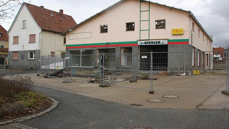 Das Gebäude der ehemaligen Tankstelle Kiesler in der Ebensfelder Hauptstraße wird abgerissen. In den nächsten Jahren wird das Regens-Wagner-Werk hier eine Wohnanlage für Menschen mit Behinderung errichten und betreiben. Foto: Matthias Einwag