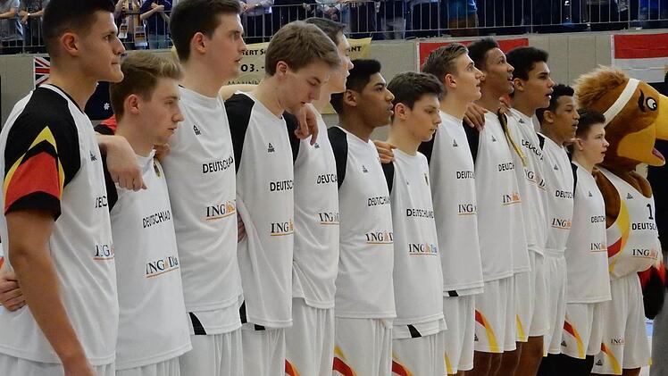 In Erwartung der Hymne haken sich die deutschen Spieler unter. Foto: Udo Schilling