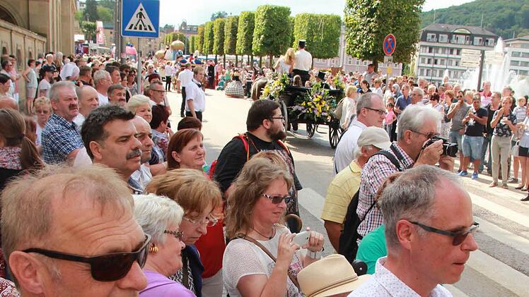 Beim Rakocyfest ist die Stadt alle Jahre besonders voll, aber auch sonst nimmt die Zahl der Bad Kissinger stetig zu.