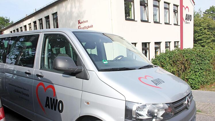 Die Fahrzeuge des Awo-Sozialdienstes verleiten viele Kritiker zu Gedankenspielen über Querfinanzierungen.  Foto: Ralf Kestel