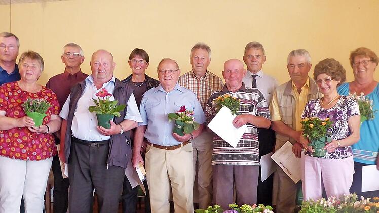 Zahlreiche Ehrungen standen beim Heldritter Obst- und Gartenbauverein zum Jubiläum des 40-jährigen Vereinsbestehens an.  Foto: Volker Gundel